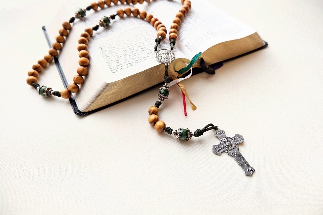 Holy Face Olive Wood Rosary – Green — image 1 of 8