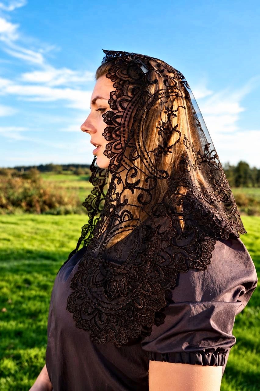 Black Floral Lace Mantilla
